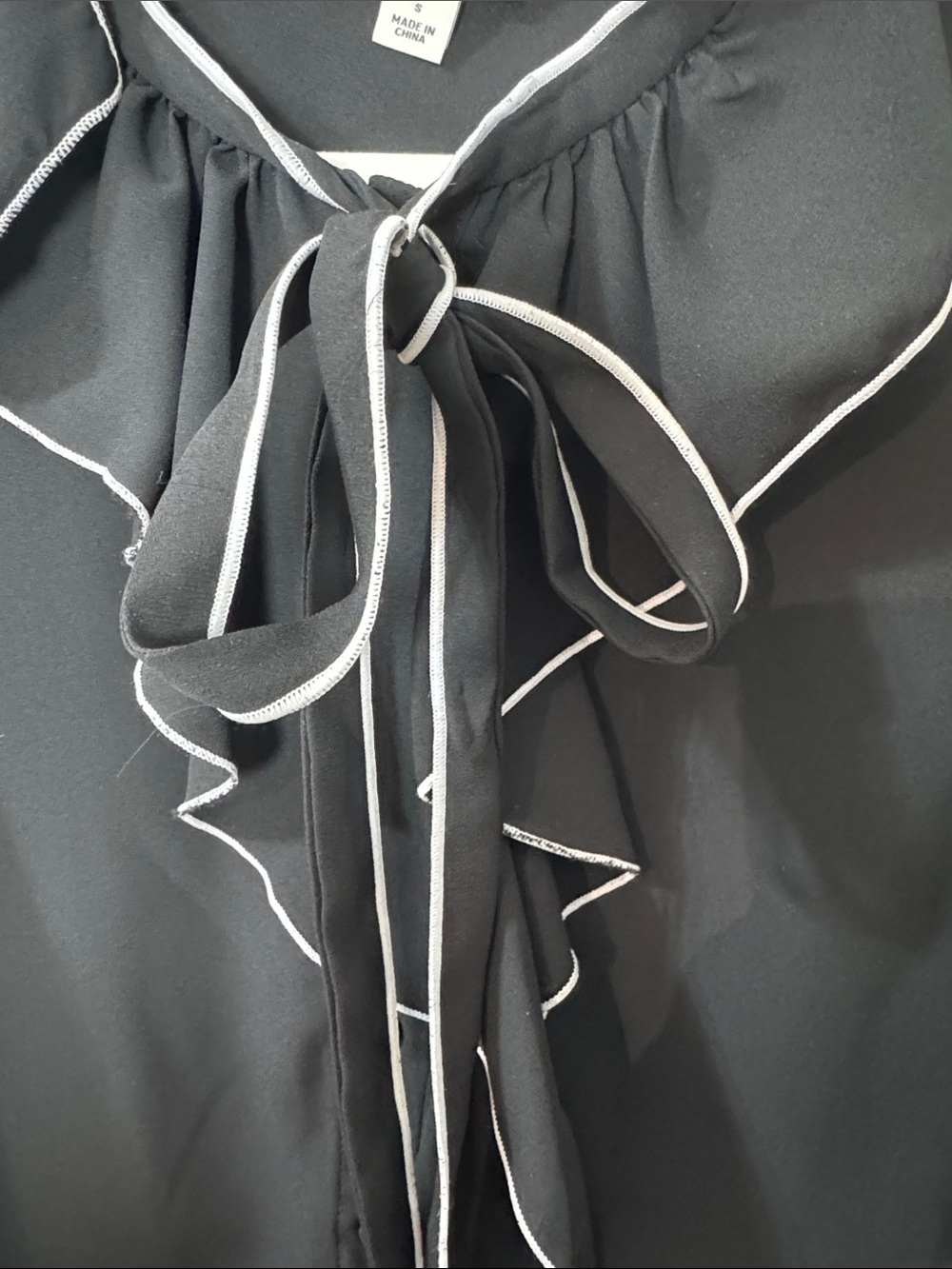 CeCe Contrast Trim Ruffle w/ Tie-Neck Blouse in Black and White Trim Size S - Picture 6 of 9